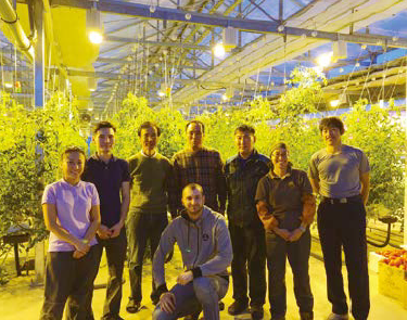 ロシア・ヤクーツク　温室施設内部と建設プロジェクトに関わったスタッフ一同