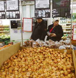 ロシアのスーパーに並ぶ北見産タマネギの様子
